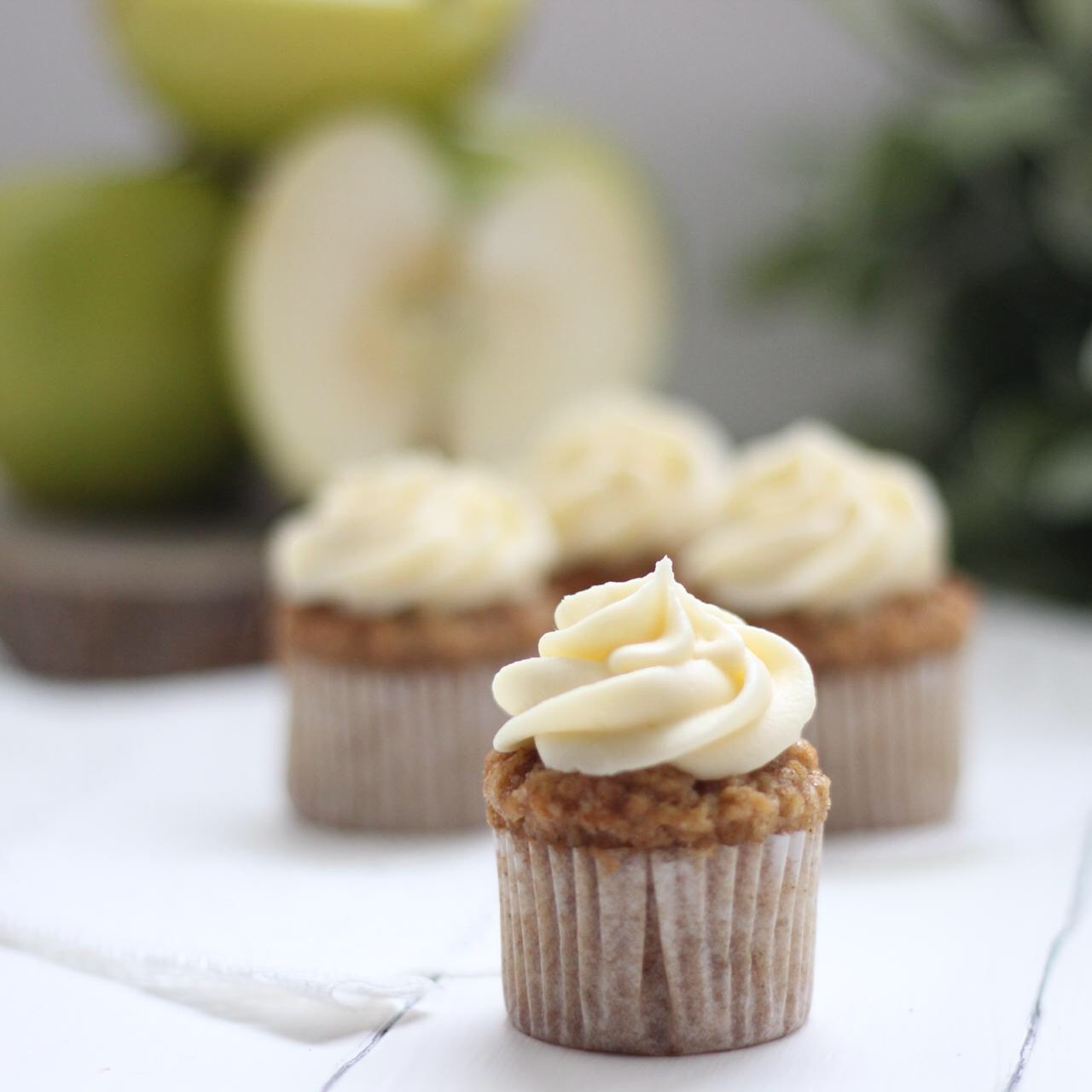 كب كيك تفاح وقرفه م.ت